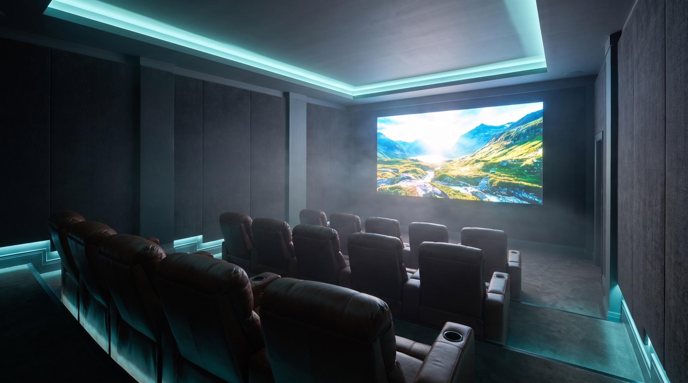 Home Cinema — projeção 4K + Atmos